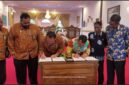 Pada Kamis (08/05/2025), Bupati Lingga, Muhammad Nizar, secara resmi menandatangani Memorandum of Understanding (MoU) dengan Pengadilan Agama (PA) Dabo Singkep Kelas II di Gedung Daerah Daik | f. Diskominfo Lingga
