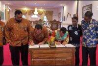 Pada Kamis (08/05/2025), Bupati Lingga, Muhammad Nizar, secara resmi menandatangani Memorandum of Understanding (MoU) dengan Pengadilan Agama (PA) Dabo Singkep Kelas II di Gedung Daerah Daik | f. Diskominfo Lingga