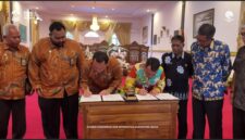 Pada Kamis (08/05/2025), Bupati Lingga, Muhammad Nizar, secara resmi menandatangani Memorandum of Understanding (MoU) dengan Pengadilan Agama (PA) Dabo Singkep Kelas II di Gedung Daerah Daik | f. Diskominfo Lingga