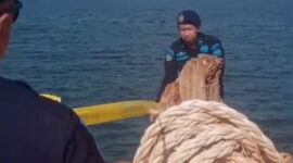 Pengawasan Sumber Daya Kelautan dan Perikanan (PSDKP) Kota Batam saat melakukan penyegelan Terus Milik PT. TBJ di Desa Tanjung Irat | f. Wndy