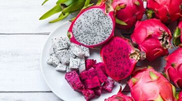 Buah naga, atau dalam bahasa ilmiahnya Hylocereus undatus, merupakan buah dari tanaman kaktus yang berasal dari Amerika Tengah dan Selatan, namun kini telah banyak dibudidayakan di berbagai daerah tropis, termasuk Indonesia | f. Red