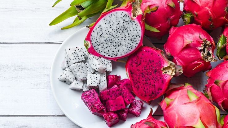 Buah naga, atau dalam bahasa ilmiahnya Hylocereus undatus, merupakan buah dari tanaman kaktus yang berasal dari Amerika Tengah dan Selatan, namun kini telah banyak dibudidayakan di berbagai daerah tropis, termasuk Indonesia | f. Red