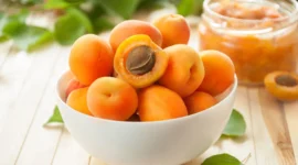 Aprikot (Prunus armeniaca) dikenal memiliki tekstur lembut dan rasa manis sedikit asam yang menyegarkan | f. Red