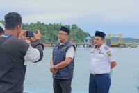 Kadishub Lingga bersama Kabid Laut Dishub Lingga saat diwawancarai rekan jurnalis | f. Red