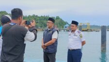 Kadishub Lingga bersama Kabid Laut Dishub Lingga saat diwawancarai rekan jurnalis | f. Red