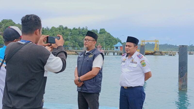 Kadishub Lingga bersama Kabid Laut Dishub Lingga saat diwawancarai rekan jurnalis | f. Red