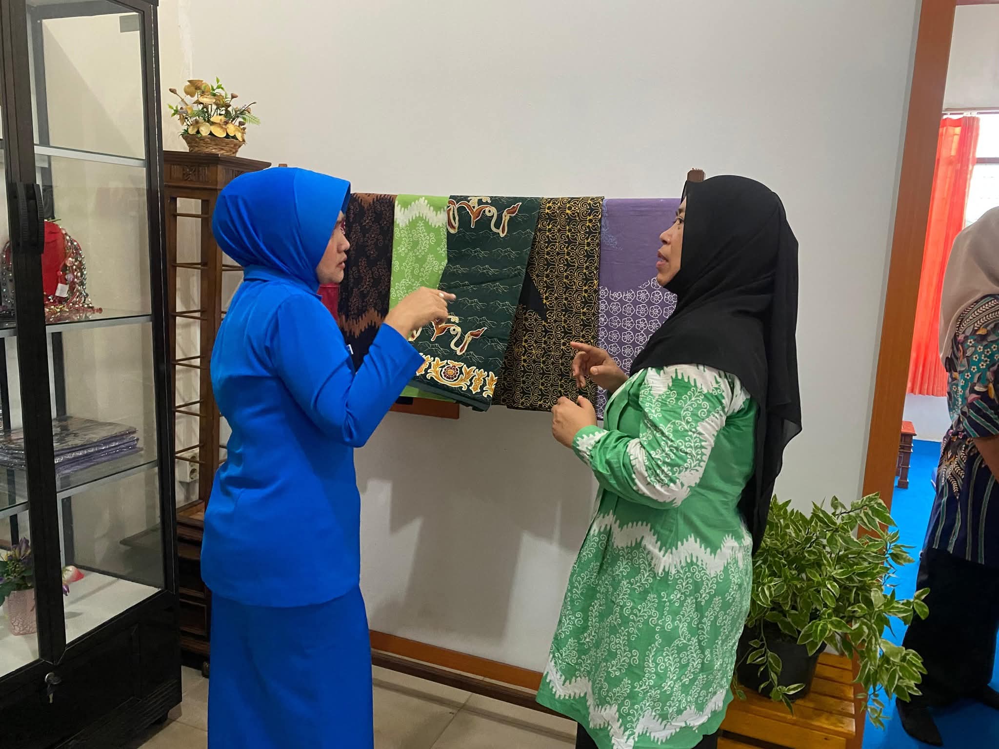 Dekranasda Lingga Perkuat Promosi Kerajinan Daerah Lewat Kunjungan Jalasenastri | f. Sahib