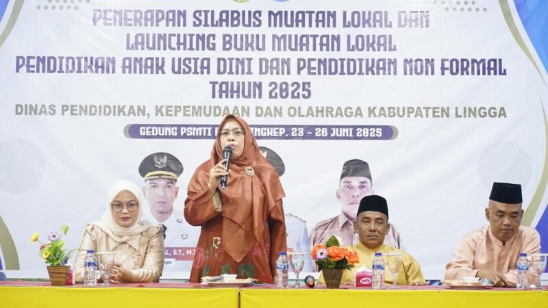 Ketua Dekranasda Lingga Hj. Feby Sarianty Novrizal Nyatakan Dukungan Penuh pada Peluncuran Buku Muatan Lokal, Pemerintah Daerah Komitmen Lestarikan Nilai Budaya Sejak Dini | f. Sahib