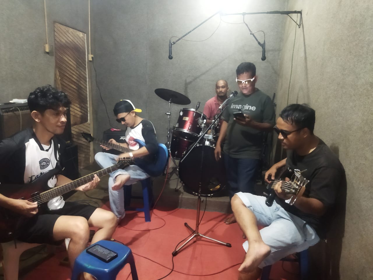 Bukan Sekadar Libur: Camat Singkep Barat dan Komunitas LMG Ledakkan Energi Positif Lewat Musik | f. Vatawari