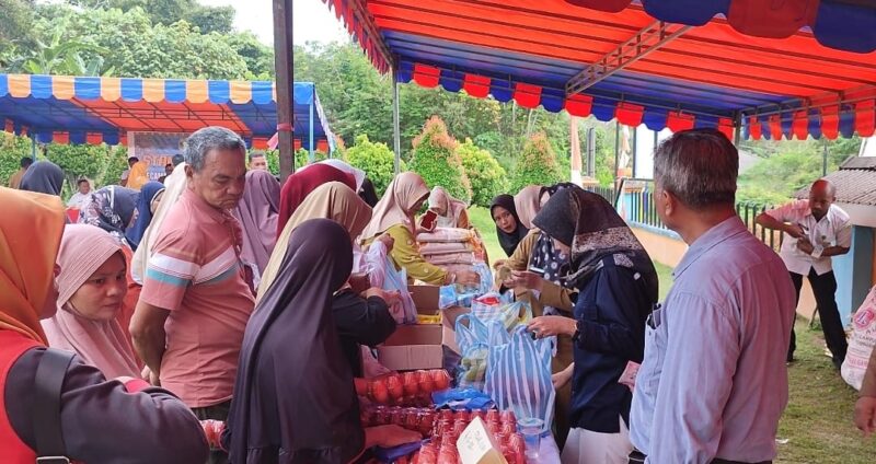 Diserbu Sejak Fajar, Bazar Murah Singkep Barat Jadi Pelipur Lara Warga Menjelang Idul Adha | f. Red