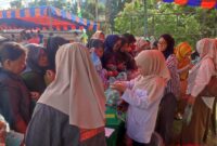 Ratusan Warga Serbu Bazar Murah Disperindagkop Lingga di Singkep Barat | f. Red