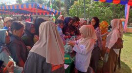 Ratusan Warga Serbu Bazar Murah Disperindagkop Lingga di Singkep Barat | f. Red