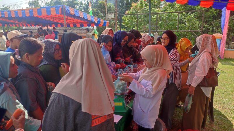 Ratusan Warga Serbu Bazar Murah Disperindagkop Lingga di Singkep Barat | f. Red