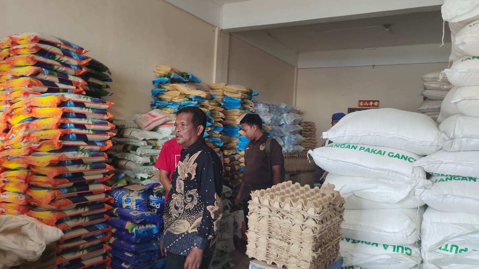Plt. Disperindagkop Lingga, Febrizal Taufik bersama Kasat reskrim Polres Lingga Sidak Barang dan bahan sembako | f. Red