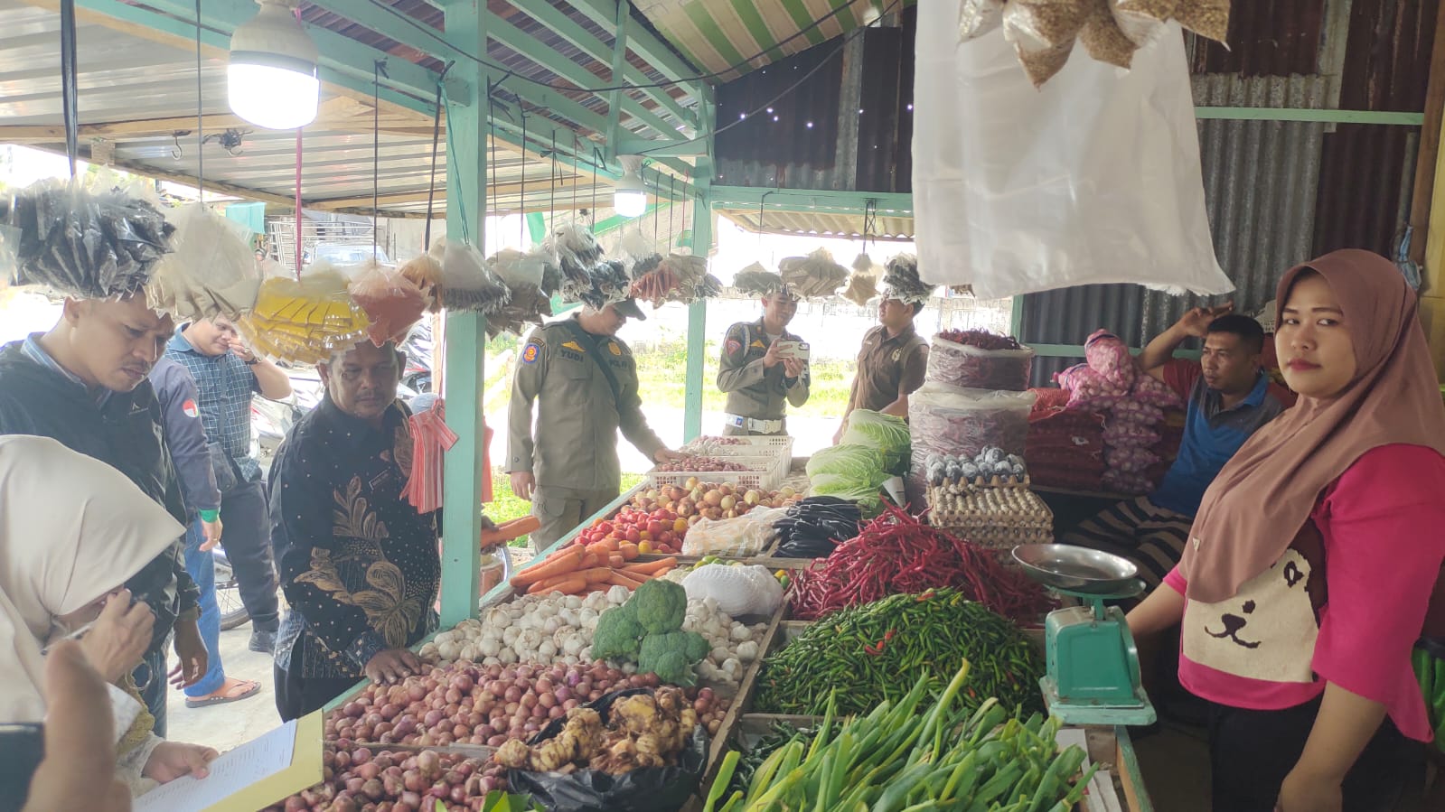 Plt. Disperindagkop Lingga, Febrizal Taufik bersama Kasat reskrim Polres Lingga Sidak Barang dan bahan sembako | f. Red
