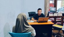 Tersangka SR sedang diperiksa oleh tim penyidik satreskrim polres lingga beberapa waktu lalu | f. Red