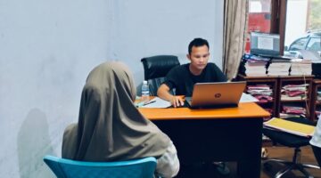Tersangka SR sedang diperiksa oleh tim penyidik satreskrim polres lingga beberapa waktu lalu | f. Red