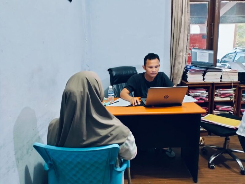 Tersangka SR sedang diperiksa oleh tim penyidik satreskrim polres lingga beberapa waktu lalu | f. Red