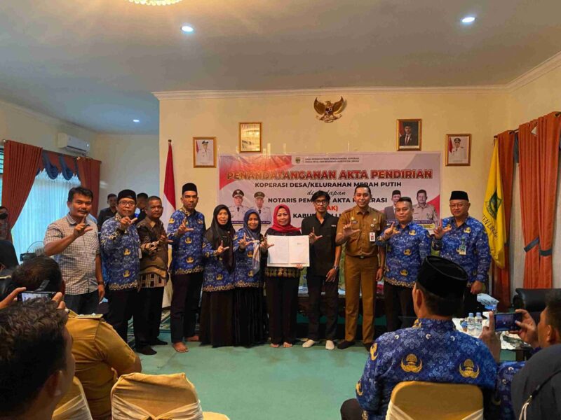 Bupati Lingga Puji Terobosan Besar Disperindagkop: 12 Notaris Rampungkan Pendirian Koperasi Merah Putih Dalam Semalam Tanpa Biaya | f. Red