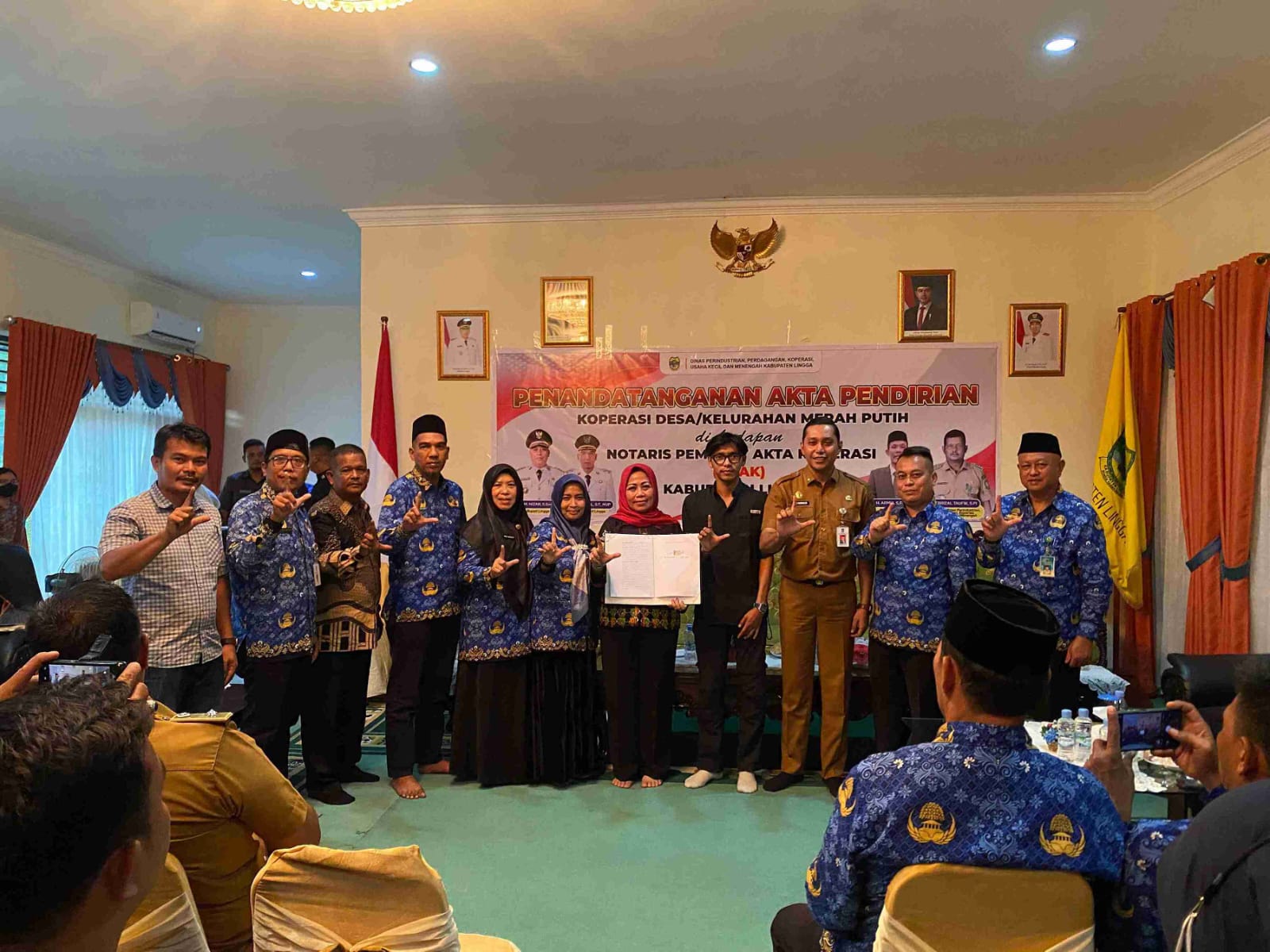 Bupati Lingga Puji Terobosan Besar Disperindagkop: 12 Notaris Rampungkan Pendirian Koperasi Merah Putih Dalam Semalam Tanpa Biaya | f. Red