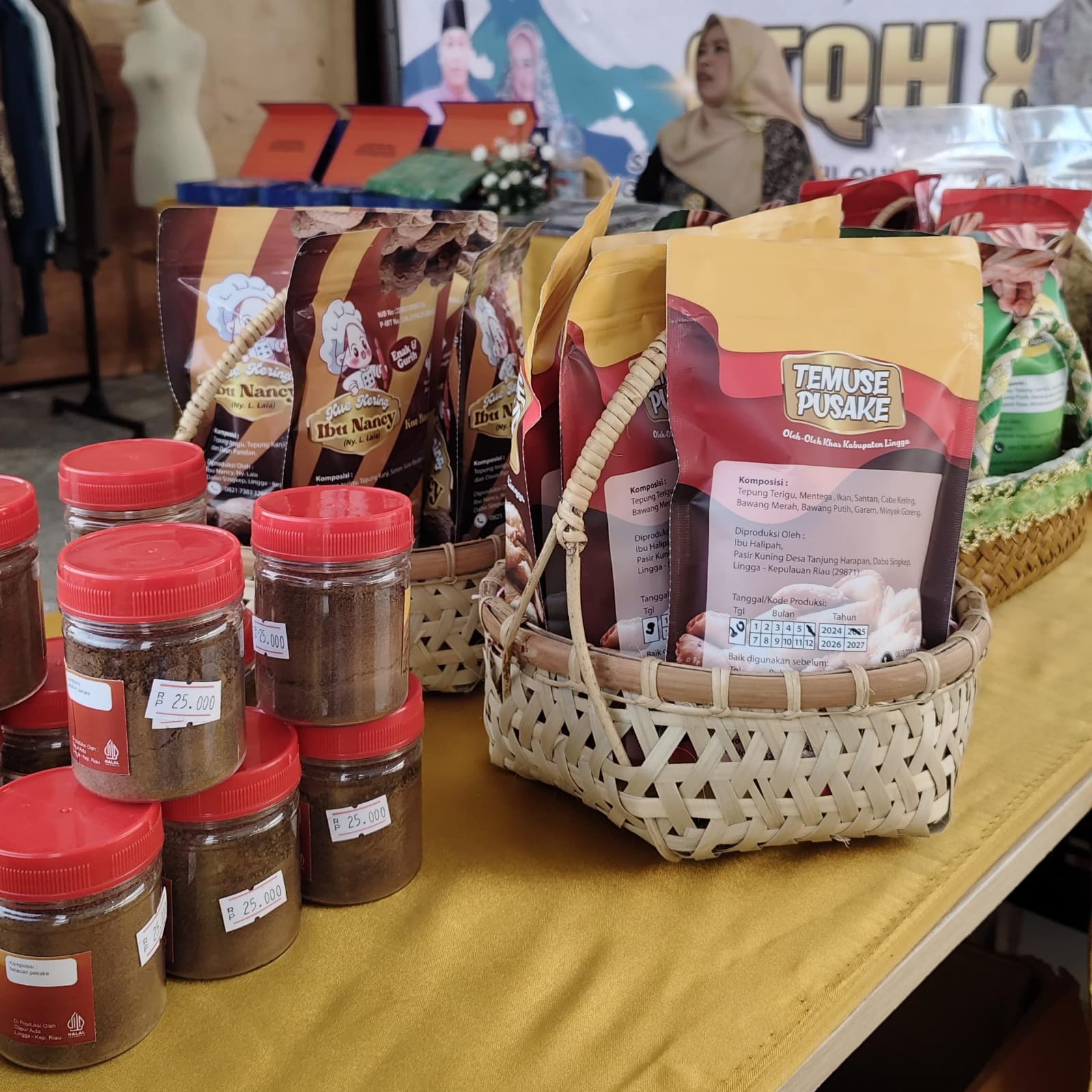 Tenun khas Lingga seperti Tudung Manto dan Tudung Saji hingga produk UMKM seperti Dodol Dabo, Terasi Dabo, Lampam Dabo, serta Kerupuk Rota, semuanya ludes terjual | f. Red