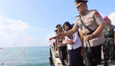 Tabur Bunga di Laut, Polres Lingga Kobarkan Semangat Bhayangkara: Menghormati Pahlawan, Menyambut HUT ke-79 dengan Jiwa Pengabdian | f. Red