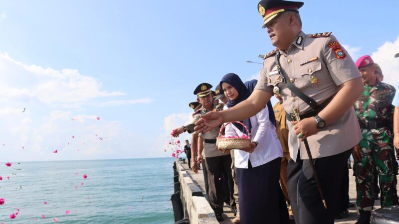 Tabur Bunga di Laut, Polres Lingga Kobarkan Semangat Bhayangkara: Menghormati Pahlawan, Menyambut HUT ke-79 dengan Jiwa Pengabdian | f. Red