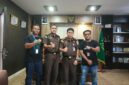 Komunitas Lingga Media Group (LMG) sambangi Kantor Kejaksaan Negeri Lingga: kiri-kanan: Vatawari, S.Pd. (Anggota LMG), Kasi Intel Kejari Lingga Adimas Haryosetyo, S.H., Kajari Lingga Amriyata, S.H., M.H., dan ketua Komunitas LMG Ifaturamadan Adi Saswandy, S.Sos. | f. Red