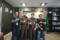 Komunitas Lingga Media Group (LMG) sambangi Kantor Kejaksaan Negeri Lingga: kiri-kanan: Vatawari, S.Pd. (Anggota LMG), Kasi Intel Kejari Lingga Adimas Haryosetyo, S.H., Kajari Lingga Amriyata, S.H., M.H., dan ketua Komunitas LMG Ifaturamadan Adi Saswandy, S.Sos. | f. Red