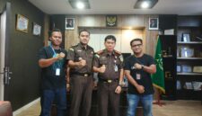 Komunitas Lingga Media Group (LMG) sambangi Kantor Kejaksaan Negeri Lingga: kiri-kanan: Vatawari, S.Pd. (Anggota LMG), Kasi Intel Kejari Lingga Adimas Haryosetyo, S.H., Kajari Lingga Amriyata, S.H., M.H., dan ketua Komunitas LMG Ifaturamadan Adi Saswandy, S.Sos. | f. Red