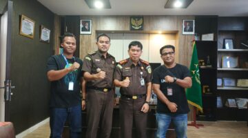 Komunitas Lingga Media Group (LMG) sambangi Kantor Kejaksaan Negeri Lingga: kiri-kanan: Vatawari, S.Pd. (Anggota LMG), Kasi Intel Kejari Lingga Adimas Haryosetyo, S.H., Kajari Lingga Amriyata, S.H., M.H., dan ketua Komunitas LMG Ifaturamadan Adi Saswandy, S.Sos. | f. Red