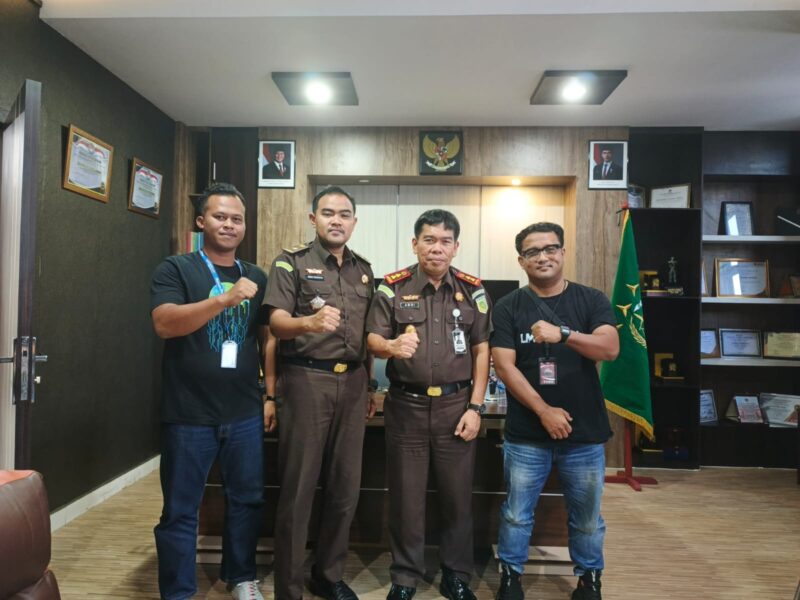 Komunitas Lingga Media Group (LMG) sambangi Kantor Kejaksaan Negeri Lingga: kiri-kanan: Vatawari, S.Pd. (Anggota LMG), Kasi Intel Kejari Lingga Adimas Haryosetyo, S.H., Kajari Lingga Amriyata, S.H., M.H., dan ketua Komunitas LMG Ifaturamadan Adi Saswandy, S.Sos. | f. Red