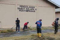Disperindagkop Lingga gelar kegiatan gotong royong (Goro) membersihkan kawasan IKM bersama masyarakat dan Dinas Lingkungan Hidup (DLH) | f. Cahyo