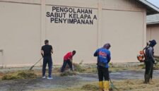 Disperindagkop Lingga gelar kegiatan gotong royong (Goro) membersihkan kawasan IKM bersama masyarakat dan Dinas Lingkungan Hidup (DLH) | f. Cahyo