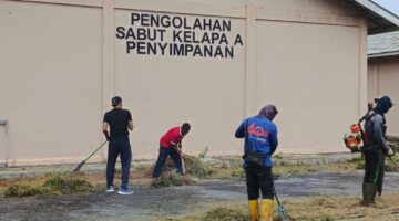 Disperindagkop Lingga gelar kegiatan gotong royong (Goro) membersihkan kawasan IKM bersama masyarakat dan Dinas Lingkungan Hidup (DLH) | f. Cahyo