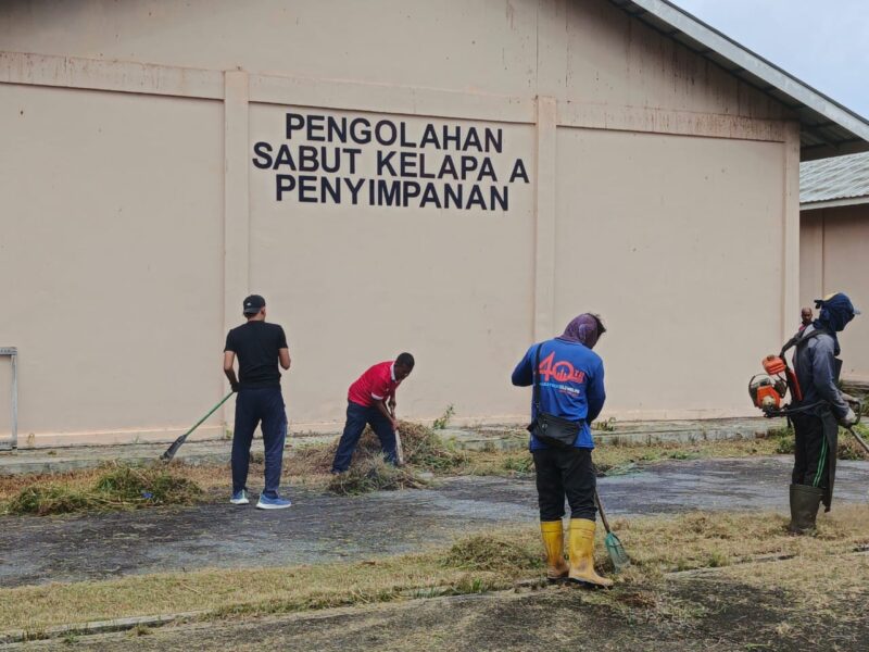 Disperindagkop Lingga gelar kegiatan gotong royong (Goro) membersihkan kawasan IKM bersama masyarakat dan Dinas Lingkungan Hidup (DLH) | f. Cahyo