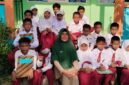 Foto bersama Kepala SD 005 Kelurahan Berlian, Kec. Singkep Selatan, bersama para murid | f. Red