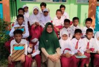 Foto bersama Kepala SD 005 Kelurahan Berlian, Kec. Singkep Selatan, bersama para murid | f. Red
