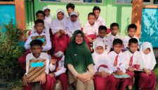 Foto bersama Kepala SD 005 Kelurahan Berlian, Kec. Singkep Selatan, bersama para murid | f. Red