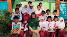 Foto bersama Kepala SD 005 Kelurahan Berlian, Kec. Singkep Selatan, bersama para murid | f. Red