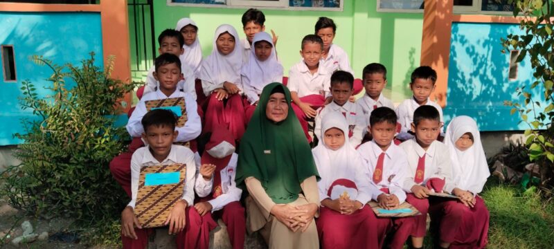 Foto bersama Kepala SD 005 Kelurahan Berlian, Kec. Singkep Selatan, bersama para murid | f. Red