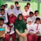 Foto bersama Kepala SD 005 Kelurahan Berlian, Kec. Singkep Selatan, bersama para murid | f. Red