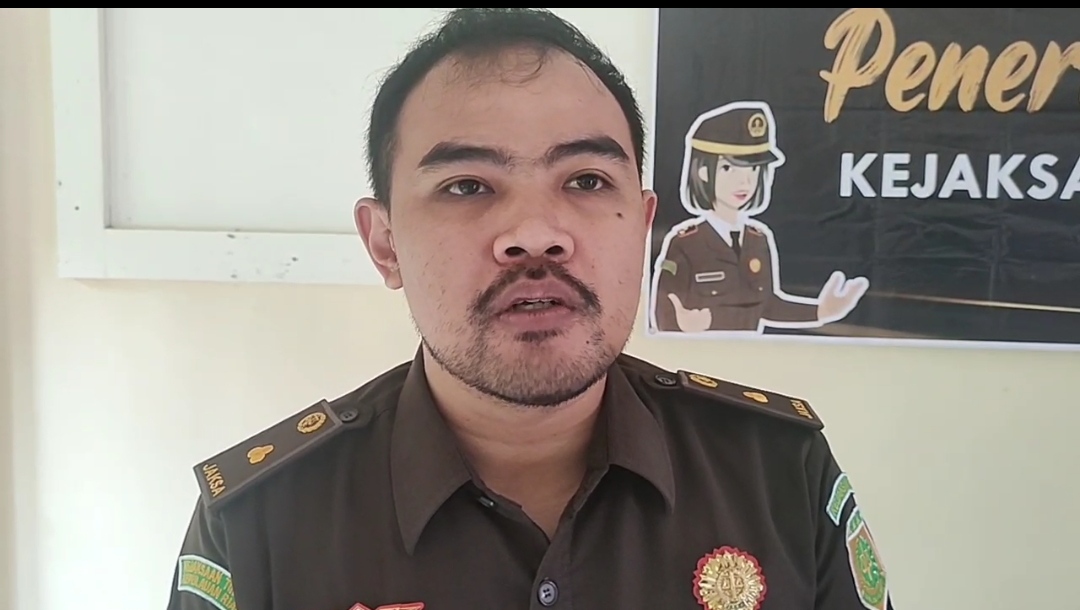 Kasi Intelijen Kejari Lingga, Adimas Haryosetyo saat memberikan penyuluhan hukum di Kec. Singkep Barat | f. Red
