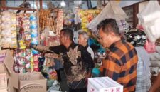 Plt. Disperindagkop Lingga, Febrizal Taufik bersama Kasat reskrim Polres Lingga Sidak Barang dan bahan sembako | f. Red