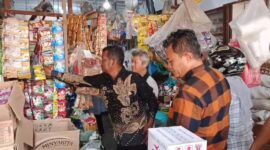 Plt. Disperindagkop Lingga, Febrizal Taufik bersama Kasat reskrim Polres Lingga Sidak Barang dan bahan sembako | f. Red