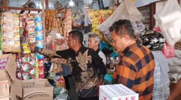 Plt. Disperindagkop Lingga, Febrizal Taufik bersama Kasat reskrim Polres Lingga Sidak Barang dan bahan sembako | f. Red