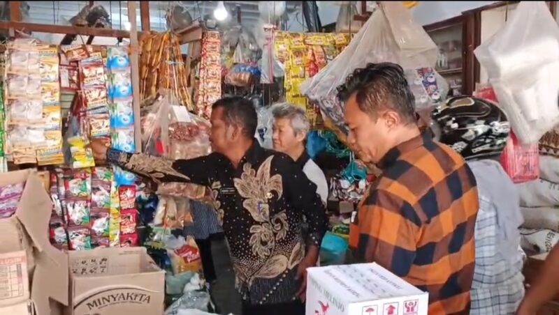 Plt. Disperindagkop Lingga, Febrizal Taufik bersama Kasat reskrim Polres Lingga Sidak Barang dan bahan sembako | f. Red