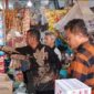 Plt. Disperindagkop Lingga, Febrizal Taufik bersama Kasat reskrim Polres Lingga Sidak Barang dan bahan sembako | f. Red