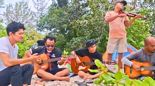 Merayakan Syukur di Pelukan Alam: LMG Berkemah di Pantai Dabo Singkep, Satukan Jiwa dan Gaungkan Wisata Lingga | Deddy
