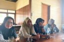 Dina dan Lima orang korban kasus penipuan berkedok investasi bodong yang dilakukan oleh mantan karyawan BNI Life KCP Dabo Singkep saat bertemu rekan media | f. Vatawari
